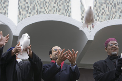 (RNS5-JAN19) Doves are released in remembrance of Martin Luther King, Jr. and hope for President-elect Barack Obama, outside of Masjid Muhammad in Washington, D.C. on Monday, Jan. 19, 2009. For use with RNS-DC-CHURCHES, transmitted Jan. 19, 2009. Religion News Service Photo by David Jolkovski. 