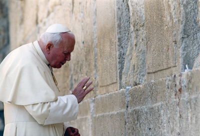  John Paul II places a prayer expressing remorse for past treatment of Jews in the Western Wall in Jerusalem during a trip to Israel in 2000. Religion News Service file photo 