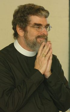 (RNS17-NOV23) Vatican astronomer Guy Consolmagno, a Jesuit brother, gives a guest lecture at Le Moyne College in Syracuse, N.Y. Religion News Service file photo by Jim Commentucci/The Post-Standard. 