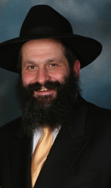 (RNS1-APR19) Jewish groups have rallied behind former Agriprocessors head Sholom Rubashkin, who faces a possible life sentence on 86 counts of money laundering and mail, wire and bank fraud. For use with RNS-RUBASHKIN-JEWS, transmitted April 19, 2010. RNS photo. 