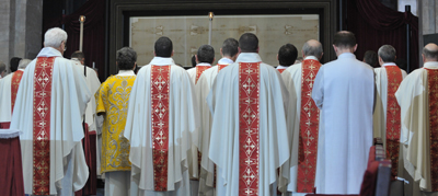 (RNS4-APR21) Church officials in Turin, Italy venerate the celebrated -- and controversial -- Shroud of Turin, which will be on public display until May 23. For use with RNS-TURIN-SHROUD, transmitted April 21, 2010. RNS photo courtesy Comitato Ostensione della Sindone 2010. 