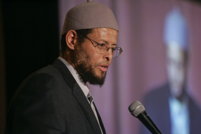 (RNS4-AUG24) Imam Zaid Shakir co-founded Zaytuna College in Berkeley, Calif., which welcomed its inaugural class Aug. 24. The college strives to be the country's first accredited four-year Muslim liberal arts college. For use with RNS-MUSLIM-COLLEGE, transmitted Aug. 24, 2010. RNS photo courtesy Zaytuna College. 