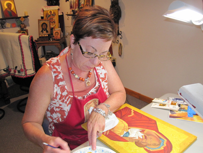 (RNS2-SEP20) Self-taught iconographer Jody Cole, one of the nation's few lay and non-Orthodox icon artists, works on an icon of the Virgin Mary with the infant Jesus at her studio in Mechanicsburg, Pa. For use with RNS-ICON-WRITER, transmitted Sept. 20, 2010. RNS photo by Diane Bitting. 
