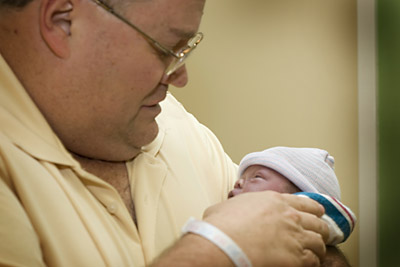 (RNS6-OCT18) Joey Karr shares a lifetime of love with his daughter, Janie Beth, after she is unhooked from life support. The family was photographed as part of the Now I Lay Me Down to Sleep project. For use with RNS-BABY-PHOTOS, transmitted Oct. 18, 2010. RNS photo courtesy Kelly Clark Baugher. 