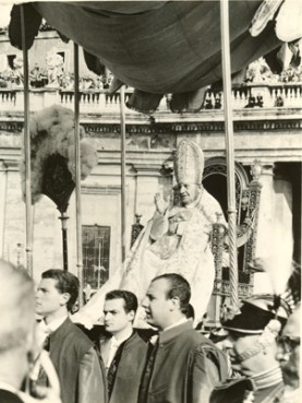 (RNS) Pope John XXIII is carried on a papal throne to the opening session of the Second Vatican Council in 1962. Religion News Service file photo. 