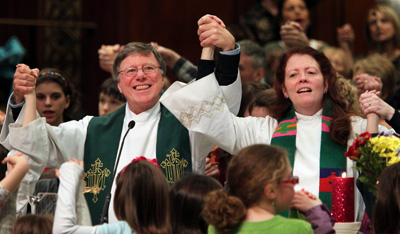 (RNS3-APR07) The Rev. James Callan and the Rev. Mary Ramerman of Spiritus Christi Church celebrate Mass in the auditorium of a music school in downtown Rochester, N.Y. For use with RNS-SPLINTER-CHURCH, transmitted April 7, 2011. RNS photo by Gus Chan/The Plain Dealer. 