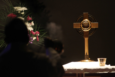 (RNS2-JUN15) Catholics' use of Eucharistic adoration -- praying before an exposed consecrated Communion host -- fell after the Second Vatican Council but has since gained renewed interest. For use with RNS-EUCHARIST-ADORE, transmitted June 15, 2011. RNS photo by Gregory A. Shemitz. 