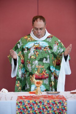 (RNS5-OCT17) The  Rev. Jerry Hogan of North Andover, Mass., celebrates Mass for workers and performers from the Ringling Bros. and Barnum & Baily Circus at the DCU Center in Worcester, Mass. For use with RNS-CIRCUS-CHAPLAIN, transmitted Oct. 17, 2011. RNS photo by Bryce Vickmark. 