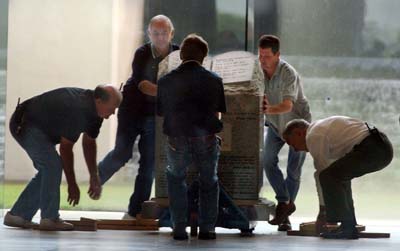 (RNS1-AUG29) Workers move the controversial Ten Commandments monument from the 
rotunda of the Alabama Supreme Court in Montgomery on Wednesday, Aug. 27. A federal court 
ordered the monument to be removed from public view. See RNS-TEN-COMMANDMENTS. 
Photo by Joe Songer. 