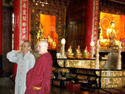 Ven. Thubten Chonyi learns some of the unique features of the Buddha Hall in Taiwan. 