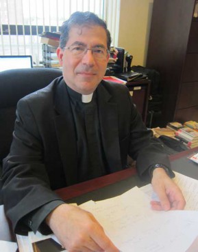 A year ago, the Rev. Frank Pavone was facing an unexpected existential crisis, confined by his bishop to a diocese in the Texas panhandle and fighting accusations of financial mismanagement. Now Pavone is back, with a new mission: defeating Barack Obama and making his anti-abortion group answerable only to Rome. 