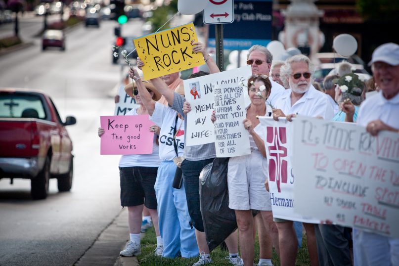 More than 200 area Catholics and other supporters wore white and held signs to passing traffic during a rally to honor American nuns at J.C. Nichols Memorial Fountain on the Country Club Plaza in Kansas City, Missouri, on June 19, 2012. RNS photo by Sally Morrow