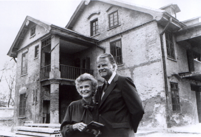 Ruth Graham shows her husband, evangelist Billy Graham, the house in Huaiyin, China, where she was raised until she turned 17. They visited the site in 1988. Her father, Dr. L. Nelson Bell, was a Presbyterian medical missionary surgeon. Religion News Service file photo