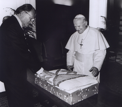 Evangelist Billy Graham and Pope John Paul II met privately for 30 minutes earlier this month, during which time Mr. Graham presented Pope John Paul II with a handsome quilt from the North Carolina mountains near his home. This capped three days of meetings with Vatican officials. Photo courtesy Billy Graham Foundation