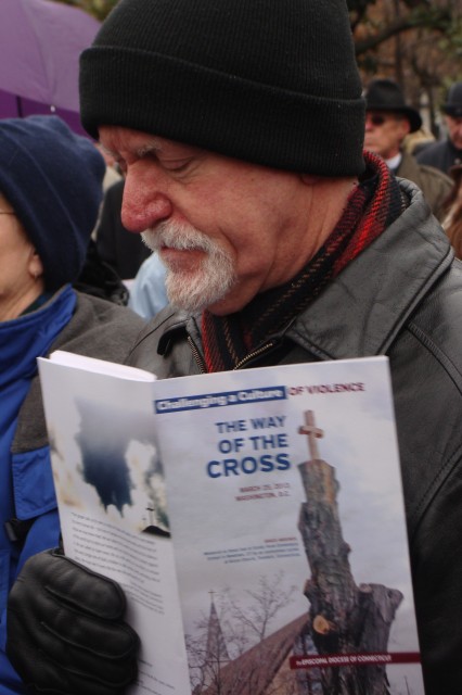 Hundreds of Episcopalians from Washington, DC, and Connecticut marked the Stations of the Cross between the White House and Capitol Hill on Monday, Marchc 25, for a Holy Week pilgrimage against gun violence. RNS photo by Kevin Eckstrom