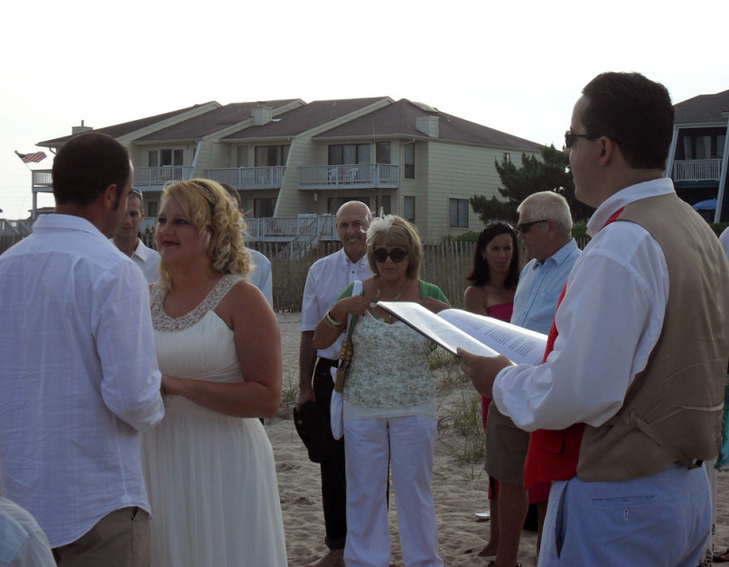 Han Hills, a humanist celebrant in Wilmington, NC, performs a wedding at Wrightsville Beach. Photo courtesy of Leap of Humanity