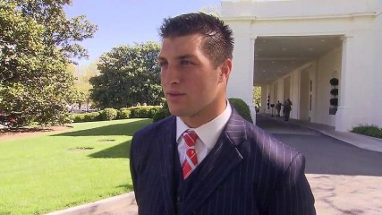 Tim Tebow leaving the White House in 2009. Image via Wikimedia Commons: http://bit.ly/10zq3PV