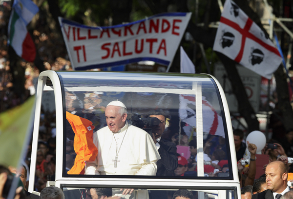 A shirt is thrown into the popemobile as Pope Francis arrives for an encounter with youth in Cagliari, Sardinia, Sept. 22. Photo by Paul Haring/courtesy Catholic News Service