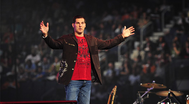 Craig Groeschel, pastor one of the largest churches in the U.S., says men should "man up." (Image courtesy of Lifechurch.tv)