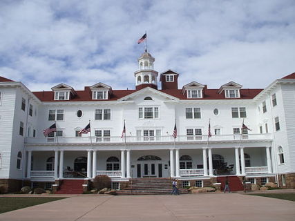 Stanley Hotel in Estes Park, Colorado, USA. Photo by user Rominator, via Wikimedia Commons.