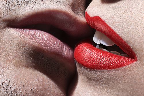 macro kiss, two mouth. Image by Patricia Chulillas via Shutterstock.