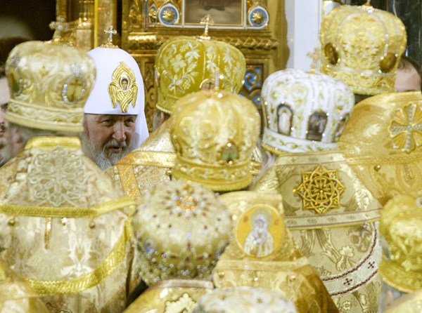 Orthodox Patriarch Kirill (L) receives congratulations from clergy after he was crowned as the 16th Patriarch of Moscow and all Russia in Moscow's Christ the Saviour Cathedral, February 1, 2009. REUTERS/Sergei Karpukhin 