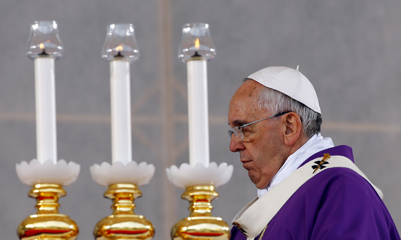 Pope Francis celebrates a mass in Plebiscito square during his pastoral visit in Naples on March 21, 2015. Photo courtesy of REUTERS/Stefano Rellandini *Editors: This photo may only be republished with RNS-POPE-DEATHPENALTY, originally transmitted on March 23, 2015.