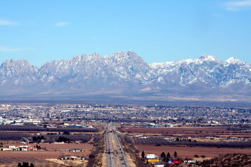 A view of the city of Las Cruces, New Mexico, with the Organ Mountains in the background.