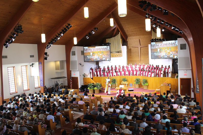 The pews and the choir loft are full at Alfred Street Baptist Church, an historic, predominantly black congregation in Alexandria, Va., on July 26, 2015. Religion News Service photo by Adelle M. Banks
