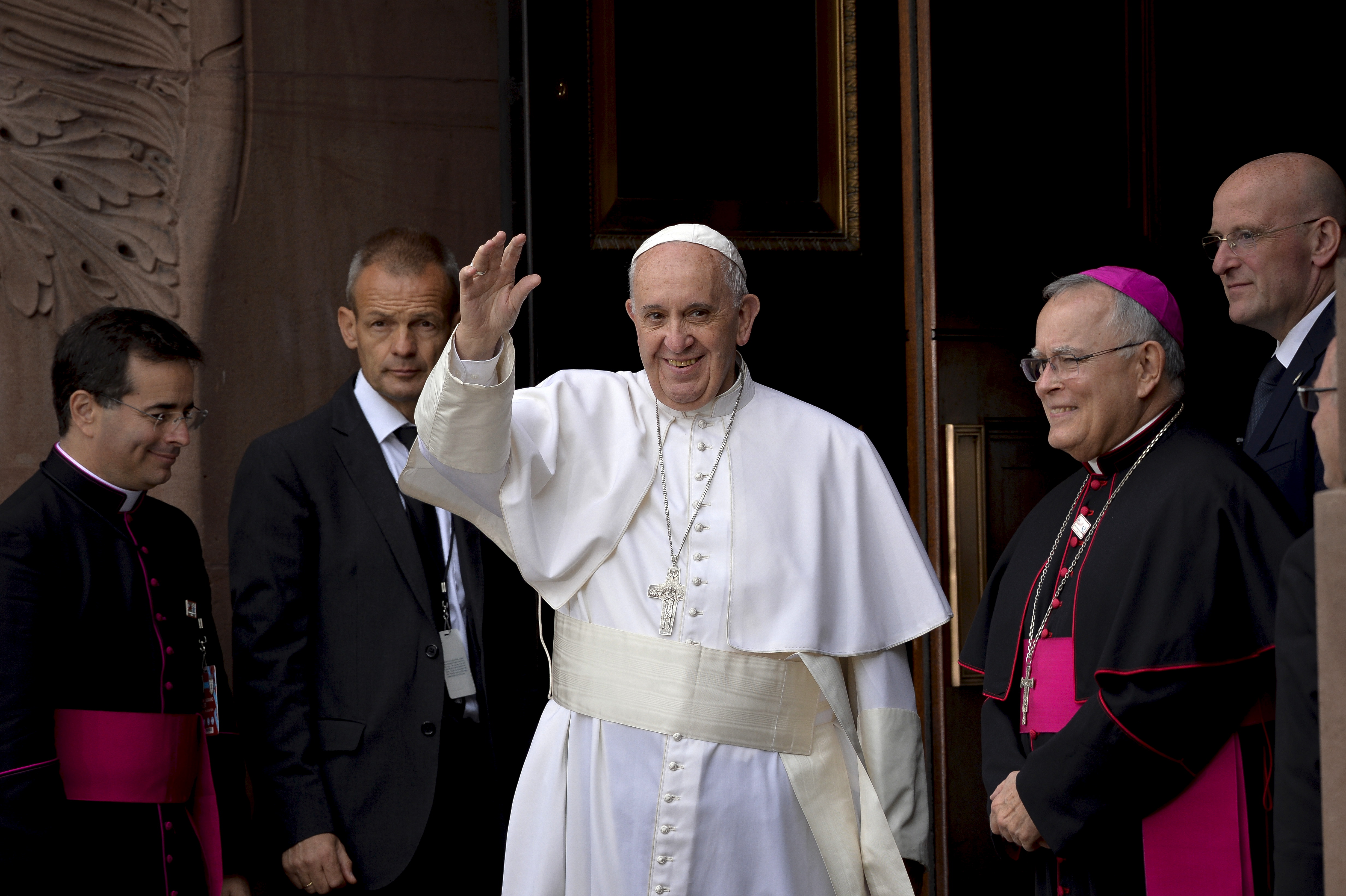 Pope Francis waves to the crowd as he arrives for mass at the Basilica of St. Peter and Paul, in Philadelphia, Pennsylvania, September 26, 2015. Photo courtesy REUTERS/Charles Mostoller