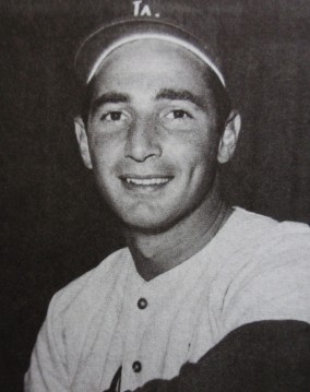 Sandy Koufax. By publicity still (N.Y. Public Library Picture Collection) [Public domain], via Wikimedia Commons.