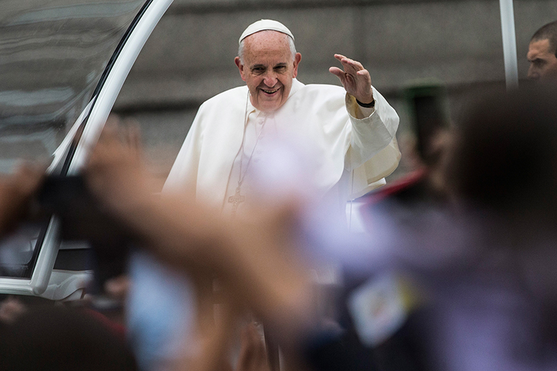 Pope Francis waves to the crowd from the popemobile while en route to lead a Mass in Philadelphia, Pennsylvania on September 27, 2015. Photo courtesy of REUTERS/Andrew Burton//Pool
*Editors: This photo may only be republished with RNS-POPE-FAREWELL, originally transmitted on Sept. 27, 2015.