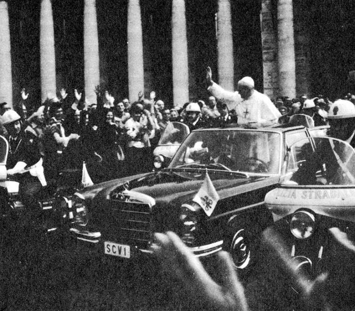 Pope John Paul II drives through St. Peter's Square in Rome in a Mercedes-Benz 300 SEL Landaulet hours after being elected. Photo courtesy of Mercedes-Benz