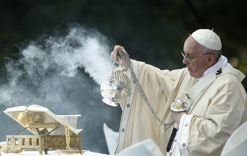 Pope Francis dispenses incense while celebrating Mass at the National Shrine of the Immaculate Conception for the Canonization Mass for Friar Junipero Serra in Washington on September 23, 2015. Photo courtesy of REUTERS/Kevin Lamarque *Editors: This photo may only be republished with RNS-SAINT-SCENE, originally transmitted on Sept. 23, 2015.
