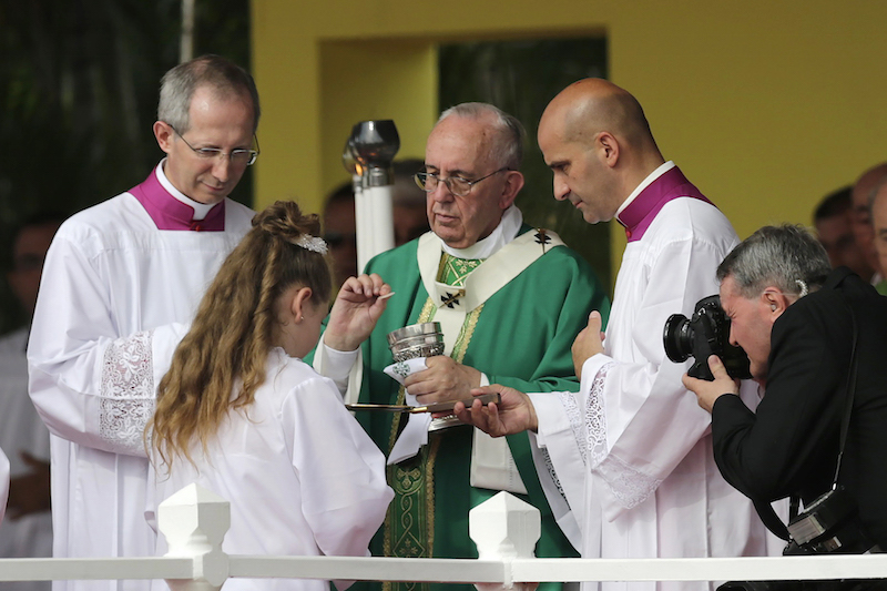 Pope Francis gives Communion at the end of the first mass of his visit to Cuba in Havana's Revolution Square, September 20, 2015. REUTERS/Claudia Daut - RTS2028