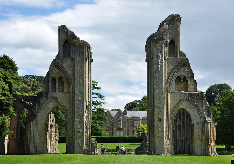 The ruins of Glastonbury Abbey church, Somerset. Photo courtesy of Nilfanion via Wikimedia Commons