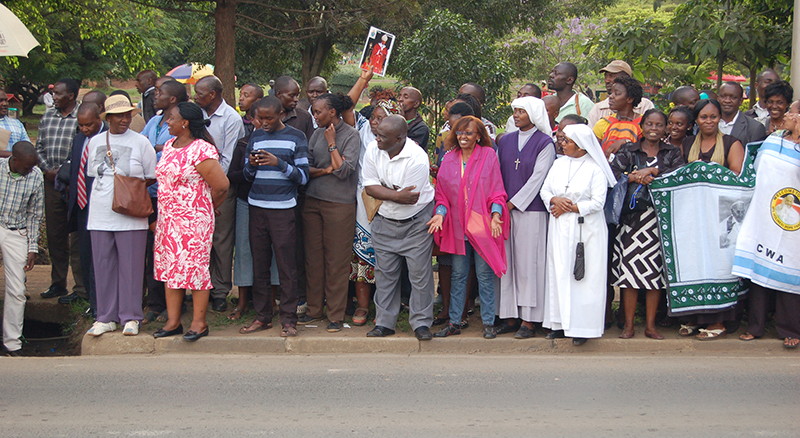 Kenyans lined up on the highway to greet Pope Francis on Nov. 25, 2015. Religion News Service photo by Fredrick Nzwili
