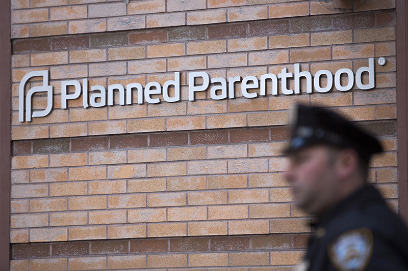 A member of the New York Police Department stands outside a Planned Parenthood clinic in the Manhattan borough of New York, on November 28, 2015. Photo courtesy of REUTERS/Andrew Kelly
*Editors: This photo may only be republished with RNS-GOLDBERG-COLUMN, originally transmitted on Dec. 2, 2015.