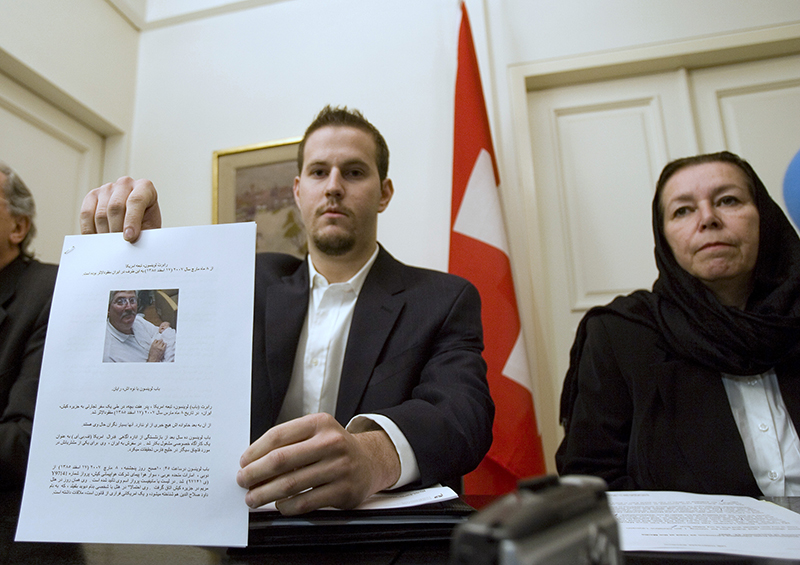 Christine Levinson, right, wife of former FBI agent Robert Levinson, watches as her son Daniel Levinson displays a web print of his father's picture to journalists while attending a news conference at Switzerland's embassy in Tehran on December 22, 2007. Christine Levinson said she had been unable to find out what had happened to her husband during a four-day visit to the Islamic state to search for him. Robert Levinson, who retired from the FBI a decade ago, vanished in March 2007 while on a business trip to Iran's Gulf island of Kish. Photo courtesy of REUTERS/Morteza Nikoubazl (IRAN)
*Editors: This photo may only be republished with RNS-SAKIN-COLUMN, originally transmitted on Jan. 20, 2016.