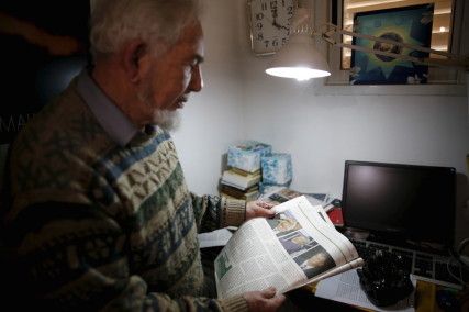 Albert Ely 79, , reads about Bernie Sanders' presidential campaign who once volunteered at Ely's home, Kibbutz Shaar Haamakim in northern Israel. REUTERS/Amir Cohen 