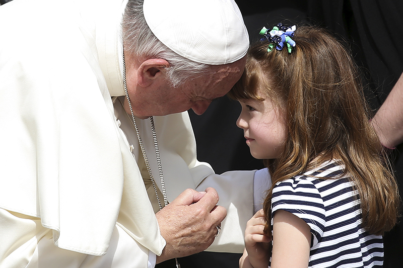 Pope Francis speaks to Elizabeth 'Lizzy' Myers, a 5-year-old girl from Ohio, U.S. who suffers from a genetic disease known as Usher syndrome, which leads to blindness and hearing loss, at the end of the weekly audience in Saint Peter's Square at the Vatican on April 6, 2016. REUTERS/Alessandro Bianchi
*Editors: This photo may only be republished with RNS-POPE-GIRL, originally transmitted on April 6, 2016.