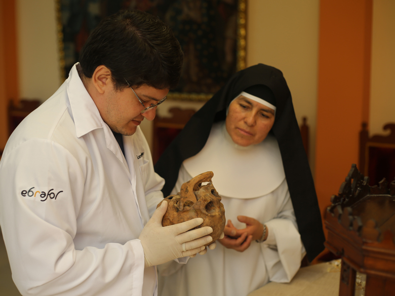 Brazilian 3D designer Cicero Moreas met Sister Rosa Elvira Cáceres at the Monasterio de Santa Catherine of Ciene and inspects Sister Ana skull. Photo courtesy of Foco News Agencys