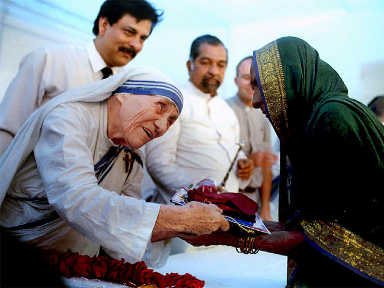 Mother Teresa presents documents for a new house to a villager from Latur in Bombay on Sept. 26, 1994. Photo courtesy of REUTERS/Savita Kirloskar
*Editors: This photo may only be republished with RNS-MARTIN-TERESA, originally transmitted on Aug. 31, 2016.