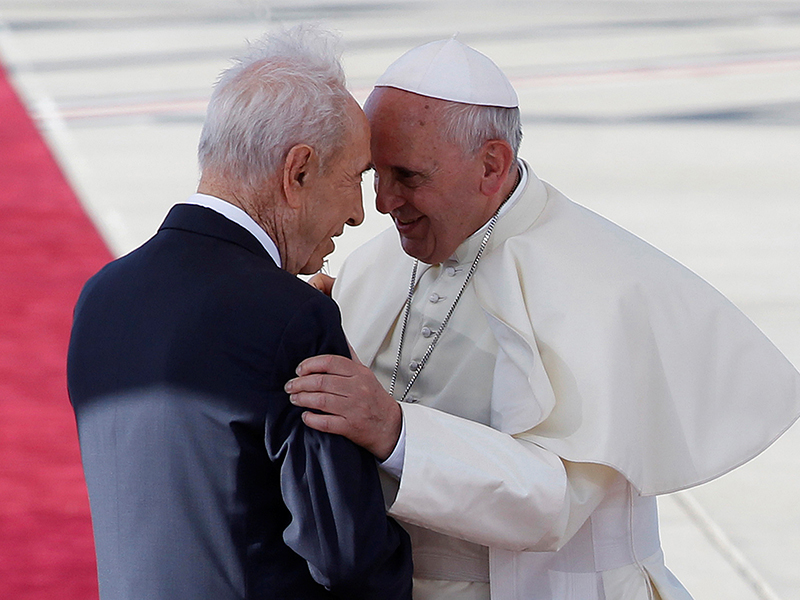 Israel's President Shimon Peres, left, stands with Pope Francis during a welcoming ceremony at Ben Gurion international airport near Tel Aviv, Israel on May 25, 2014. Photo courtesy of Reuters/Baz Ratner/File Photo *Editors: This photo may only be republished with RNS-PERES-OBIT, originally transmitted on Sept. 28, 2016.