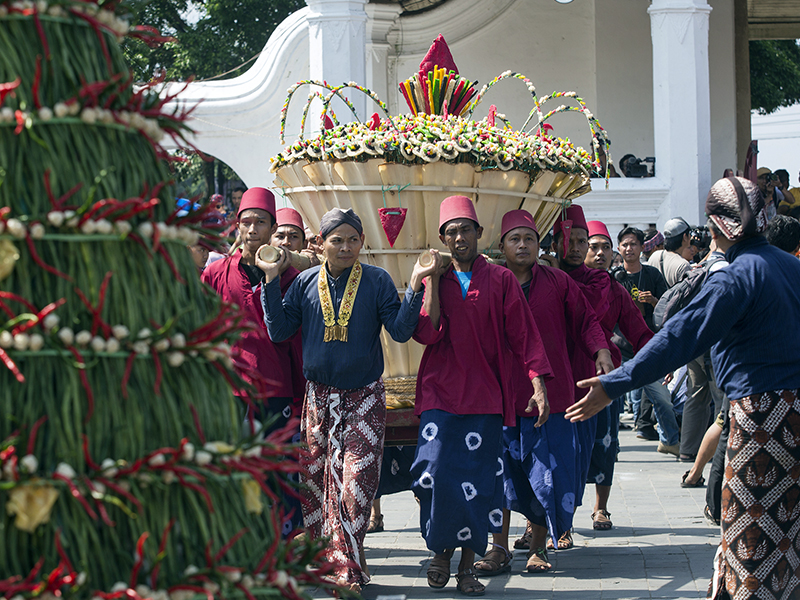 Two offering “gunungans” arrive at the Grand Kauman Mosque. They are made of long beans, chillies and rice cookies and shaped in forms believed to be symbolic - a pyramid for the male “gunungan” and a basket for the female “gunungan.” RNS photo by Alexandra Radu