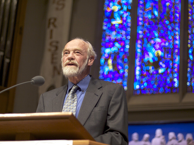 Eugene Peterson lectures at University Presbyterian Church in Seattle in May 2009. Photo courtesy of Creative Commons