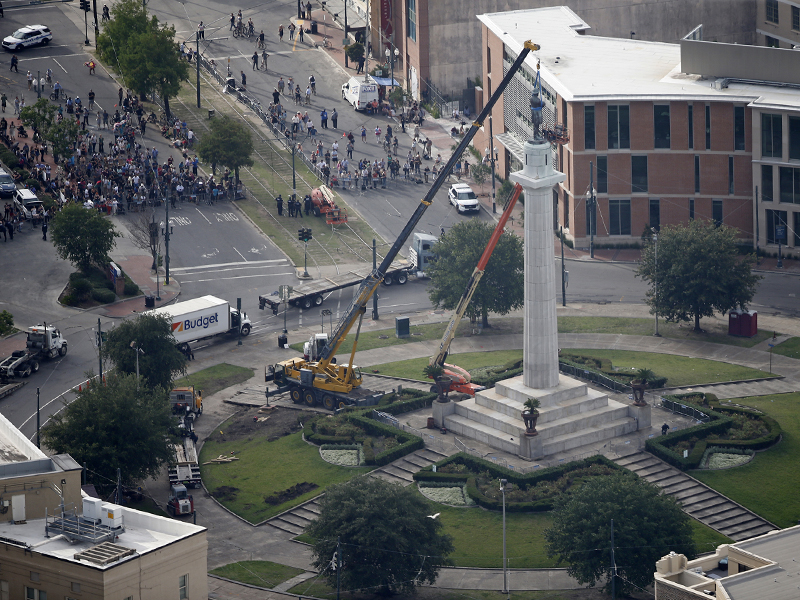 Workers prepare to take down the statue of former confederate general Robert E. Lee, which stands over 100 feet tall, in Lee Circle in New Orleans, on May 19, 2017. (AP Photo/Gerald Herbert)