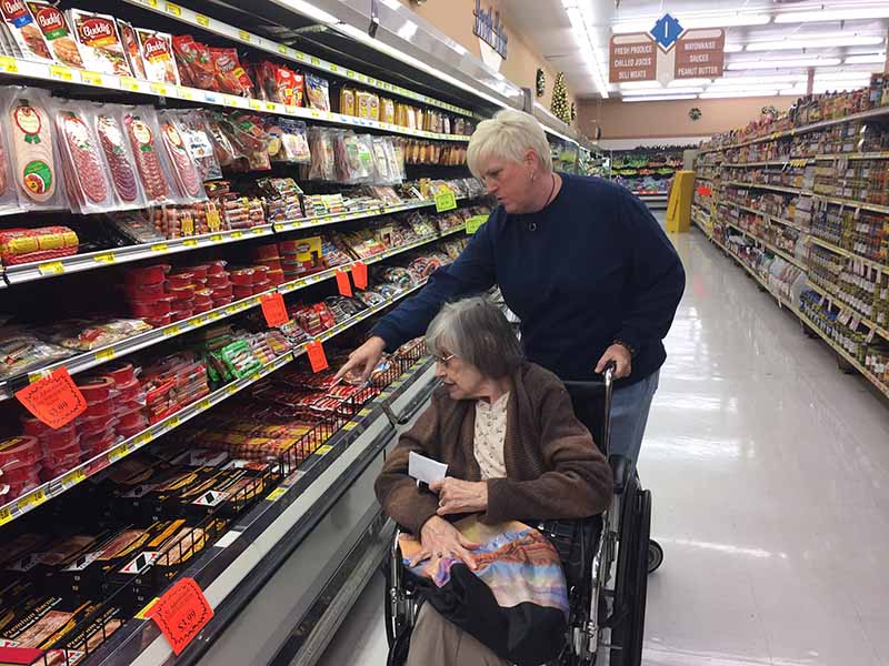 Church volunteer Lisa Whitman helps Jackie Presley shop in Birmingham's Piggly Wiggly grocery chain. RNS photo by Yonat Shimron