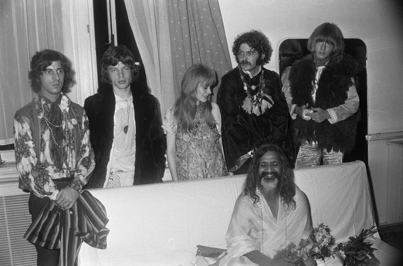 Mahesh Yogi (seated in front) gained a following in the United States with musicians and artists, including members of The Beatles and the Rolling Stones. Ben Merk (ANEFO) (GaHetNa (Nationaal Archief NL), via Wikimedia Commons, CC BY-SA