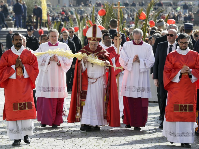 Pope Francis celebrates a Palm Sunday Mass in St. Peter's Square at the Vatican,  Sunday, March 25, 2018. (AP Photo/Andrew Medichini)